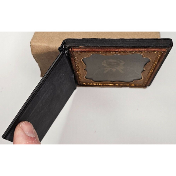 1/6th Plate Daguerreotype Of An Older Woman In Half A Union Case With Cover - Picture 7 of 11